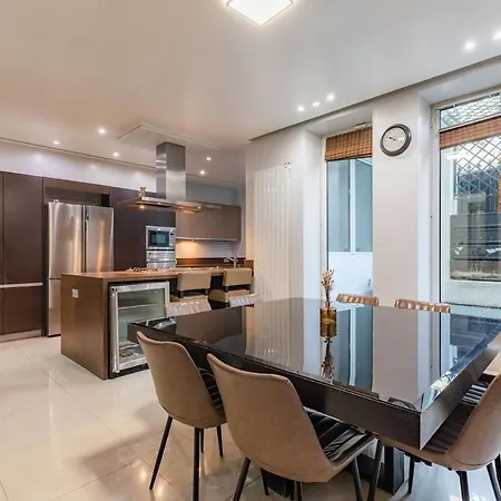 Luxury Private With Rooftop In Holiday home