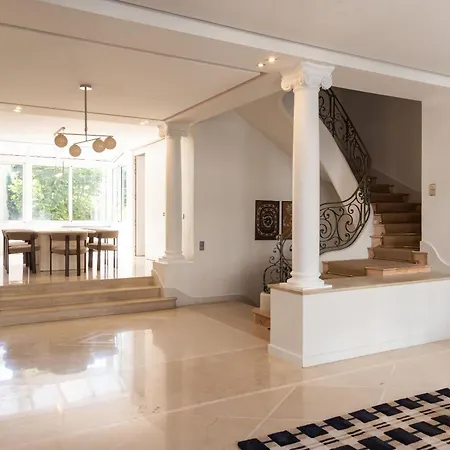 Luxury Private With Rooftop In *